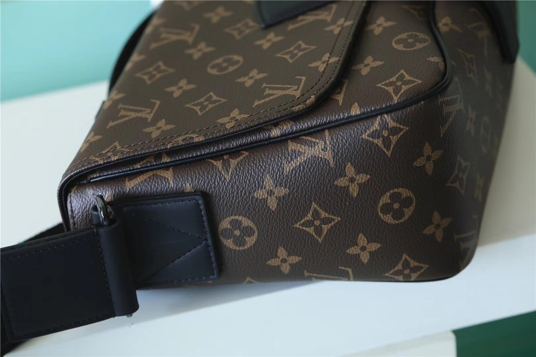 for effortless access to essentials, the bag comes in model M46685 - Bag 4