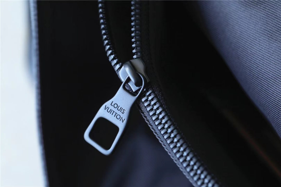 for effortless access to essentials, the bag comes in model M46685 - Bag 8