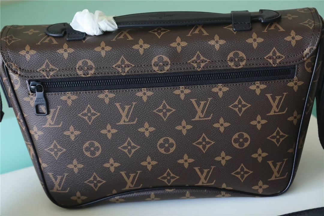 for effortless access to essentials, the bag comes in model M46685 - Bag 2