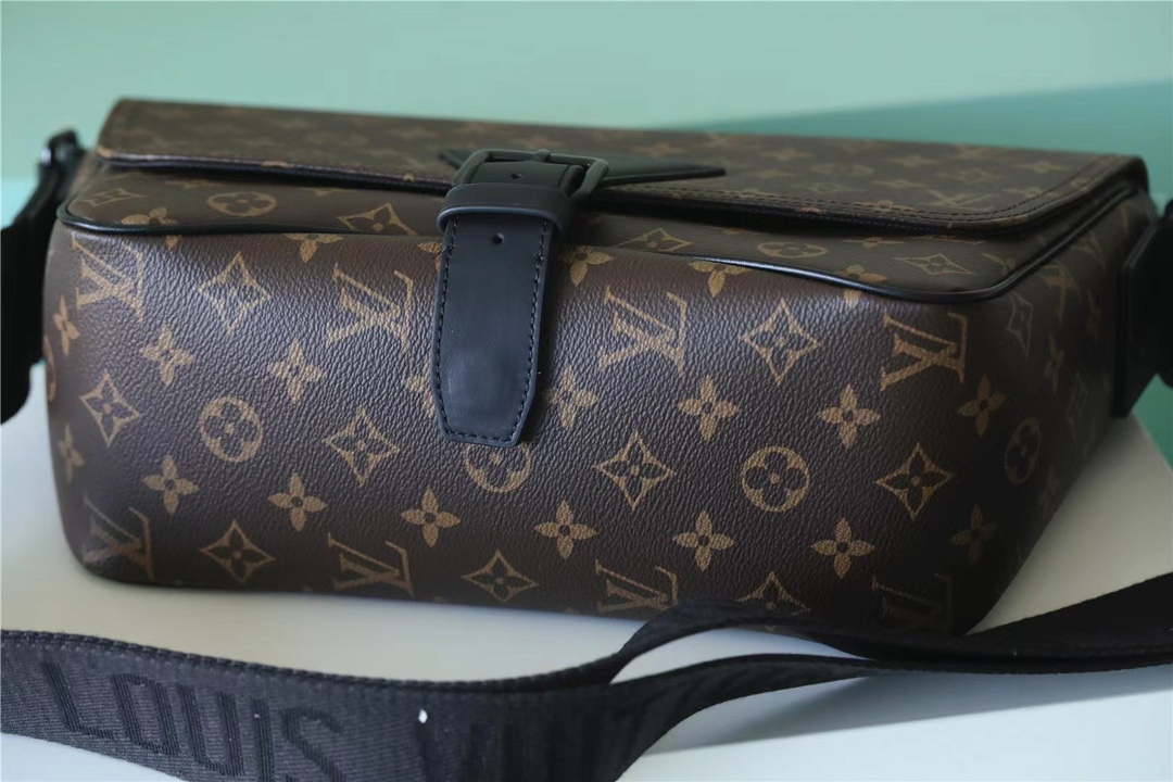 for effortless access to essentials, the bag comes in model M46685 - Bag 3