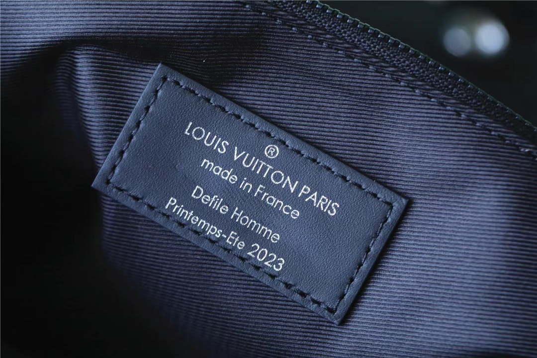 for effortless access to essentials, the bag comes in model M46685 - Bag 9