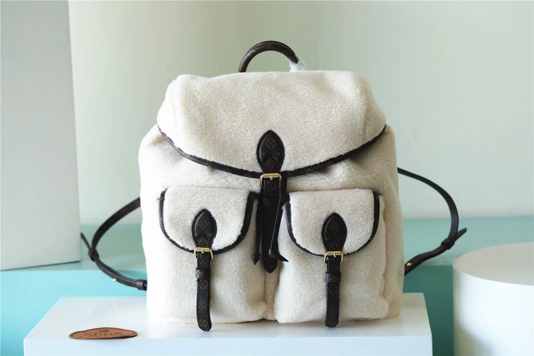 LV Officially On Sale M23384 Louis Vuitton launches this brand new backpack for the ski season. Soft shearling makes for a practical and comforta