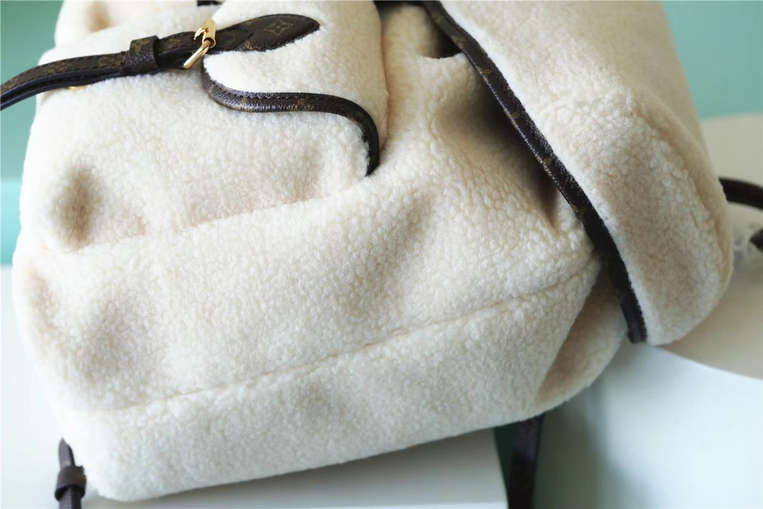 LV Officially On Sale M23384 Louis Vuitton launches this brand new backpack for the ski season. Soft shearling makes for a practical and comforta