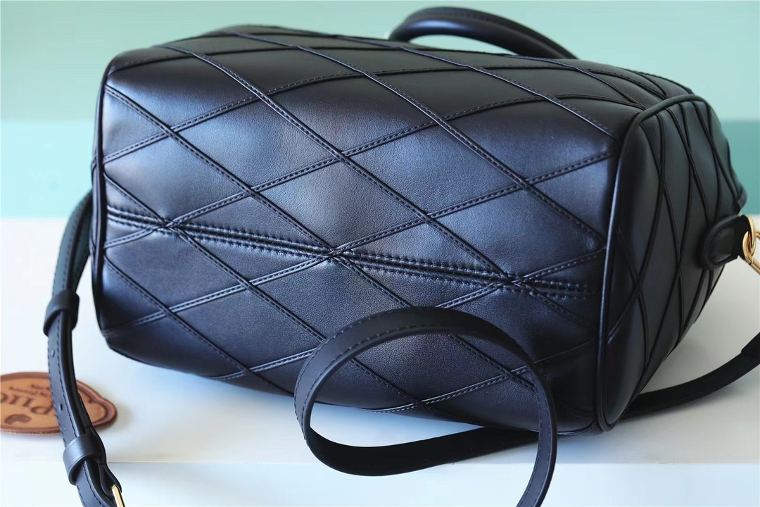 Louis Vuitton LV officially sells M24206 SPEEDY BANDOULIERE 25 series of soft sheepskin, with diamond pattern texture to create visual impact, fu