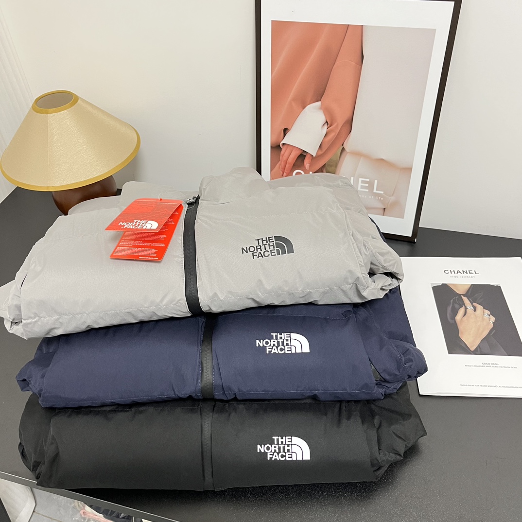 供货价:55💰『官网羽绒棉马甲』百搭不腻版,满足各种身材中空棉,原包装+原吊牌 北面三色情侣羽绒棉马甲＋颜色尺码L一5XL最大码能穿190斤左右哈‼️TNF三色情侣同款羽绒棉马甲⚠️腾资金清仓甩卖！一共2500件拍下现货发出！薅羊毛的别错过啦！秋冬巨巨好穿必备的马甲三色情侣同款 藏青、灰色、黑色！不管是搭配卫衣还是套在羽绒服里面都超级好穿
暖暖的护着前心后背真的别提多暖和了！主要是今天这个清仓价格不抢两件真的太亏了🤣
L-5XL 