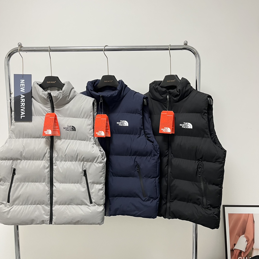 供货价:55💰『官网羽绒棉马甲』百搭不腻版,满足各种身材中空棉,原包装+原吊牌 北面三色情侣羽绒棉马甲＋颜色尺码L一5XL最大码能穿190斤左右哈‼️TNF三色情侣同款羽绒棉马甲⚠️腾资金清仓甩卖！一共2500件拍下现货发出！薅羊毛的别错过啦！秋冬巨巨好穿必备的马甲三色情侣同款 藏青、灰色、黑色！不管是搭配卫衣还是套在羽绒服里面都超级好穿
暖暖的护着前心后背真的别提多暖和了！主要是今天这个清仓价格不抢两件真的太亏了🤣
L-5XL 