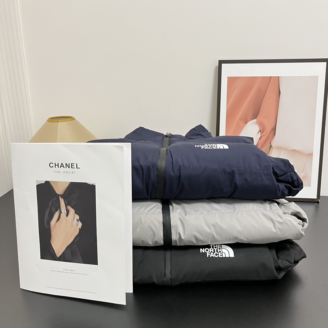 供货价:55💰『官网羽绒棉马甲』百搭不腻版,满足各种身材中空棉,原包装+原吊牌 北面三色情侣羽绒棉马甲＋颜色尺码L一5XL最大码能穿190斤左右哈‼️TNF三色情侣同款羽绒棉马甲⚠️腾资金清仓甩卖！一共2500件拍下现货发出！薅羊毛的别错过啦！秋冬巨巨好穿必备的马甲三色情侣同款 藏青、灰色、黑色！不管是搭配卫衣还是套在羽绒服里面都超级好穿
暖暖的护着前心后背真的别提多暖和了！主要是今天这个清仓价格不抢两件真的太亏了🤣
L-5XL 