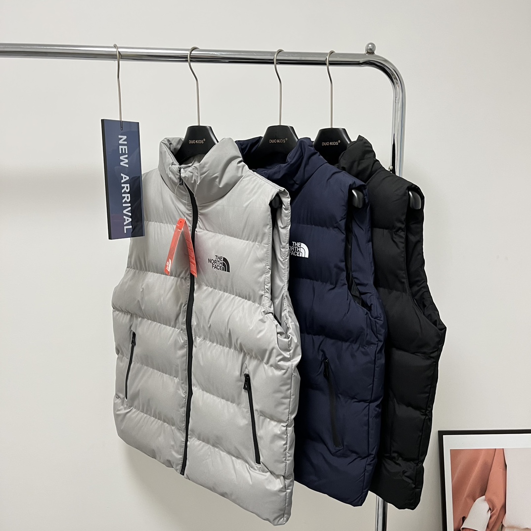 供货价:55💰『官网羽绒棉马甲』百搭不腻版,满足各种身材中空棉,原包装+原吊牌 北面三色情侣羽绒棉马甲＋颜色尺码L一5XL最大码能穿190斤左右哈‼️TNF三色情侣同款羽绒棉马甲⚠️腾资金清仓甩卖！一共2500件拍下现货发出！薅羊毛的别错过啦！秋冬巨巨好穿必备的马甲三色情侣同款 藏青、灰色、黑色！不管是搭配卫衣还是套在羽绒服里面都超级好穿
暖暖的护着前心后背真的别提多暖和了！主要是今天这个清仓价格不抢两件真的太亏了🤣
L-5XL 