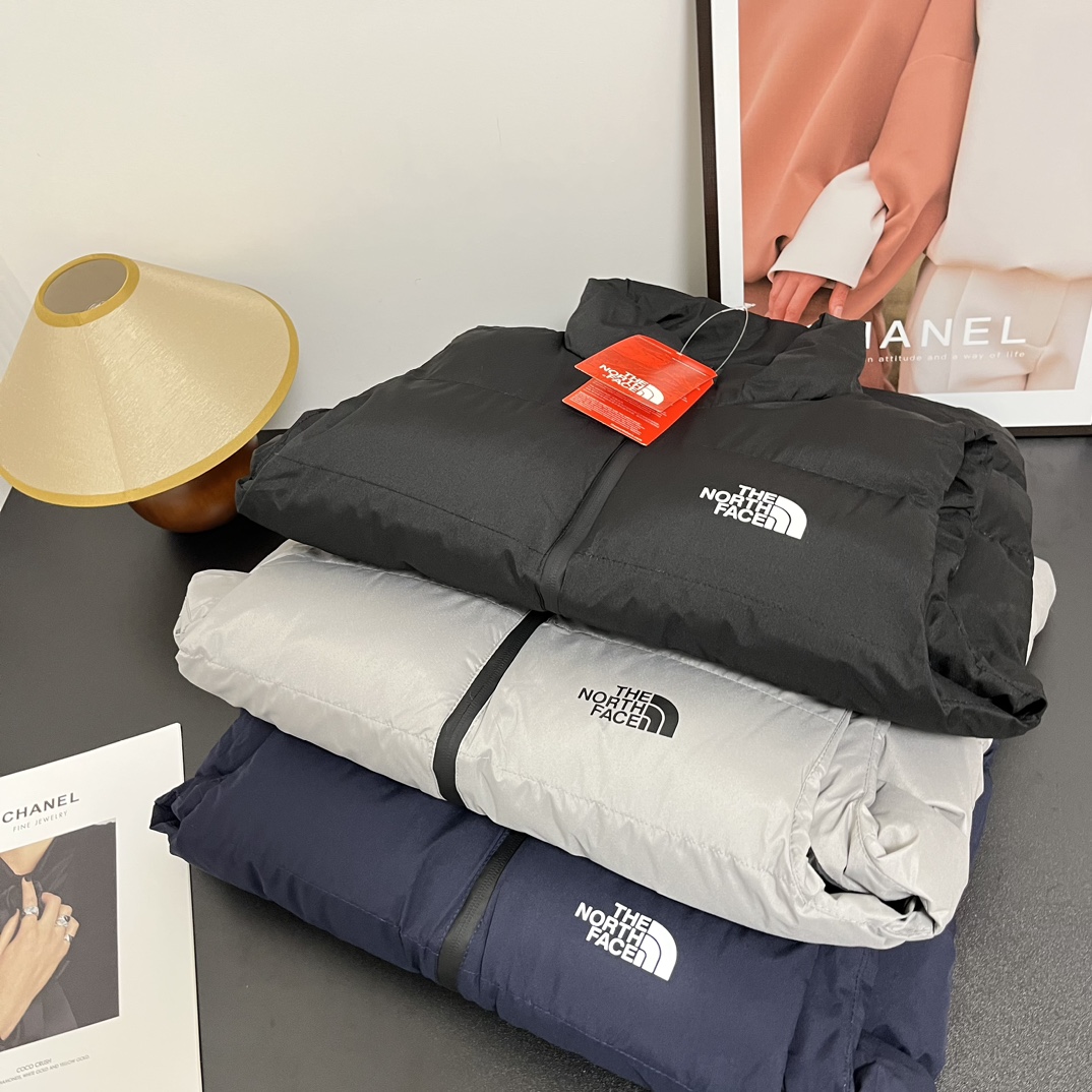 供货价:55💰『官网羽绒棉马甲』百搭不腻版,满足各种身材中空棉,原包装+原吊牌 北面三色情侣羽绒棉马甲＋颜色尺码L一5XL最大码能穿190斤左右哈‼️TNF三色情侣同款羽绒棉马甲⚠️腾资金清仓甩卖！一共2500件拍下现货发出！薅羊毛的别错过啦！秋冬巨巨好穿必备的马甲三色情侣同款 藏青、灰色、黑色！不管是搭配卫衣还是套在羽绒服里面都超级好穿
暖暖的护着前心后背真的别提多暖和了！主要是今天这个清仓价格不抢两件真的太亏了🤣
L-5XL 