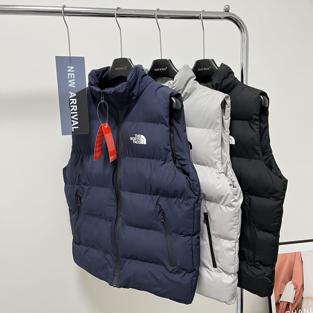 供货价:55💰『官网羽绒棉马甲』百搭不腻版,满足各种身材中空棉,原包装+原吊牌 北面三色情侣羽绒棉马甲＋颜色尺码L一5XL最大码能穿190斤左右哈‼️TNF三色情侣同款羽绒棉马甲⚠️腾资金清仓甩卖！一共2500件拍下现货发出！薅羊毛的别错过啦！秋冬巨巨好穿必备的马甲三色情侣同款 藏青、灰色、黑色！不管是搭配卫衣还是套在羽绒服里面都超级好穿
暖暖的护着前心后背真的别提多暖和了！主要是今天这个清仓价格不抢两件真的太亏了🤣
L-5XL 