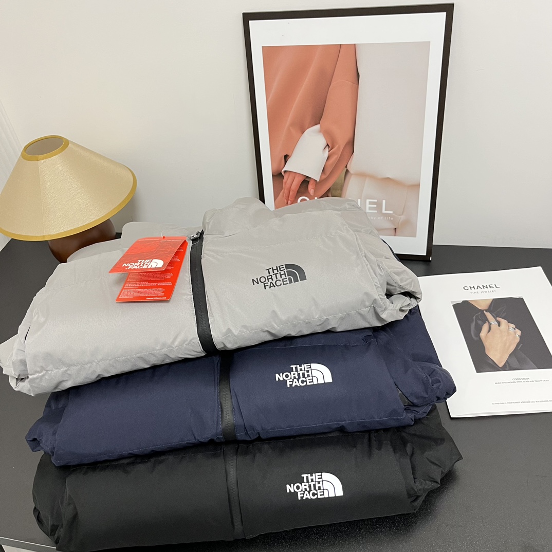 供货价:55💰『官网羽绒棉马甲』百搭不腻版,满足各种身材中空棉,原包装+原吊牌 北面三色情侣羽绒棉马甲＋颜色尺码L一5XL最大码能穿190斤左右哈‼️TNF三色情侣同款羽绒棉马甲⚠️腾资金清仓甩卖！一共2500件拍下现货发出！薅羊毛的别错过啦！秋冬巨巨好穿必备的马甲三色情侣同款 藏青、灰色、黑色！不管是搭配卫衣还是套在羽绒服里面都超级好穿
暖暖的护着前心后背真的别提多暖和了！主要是今天这个清仓价格不抢两件真的太亏了🤣
L-5XL 