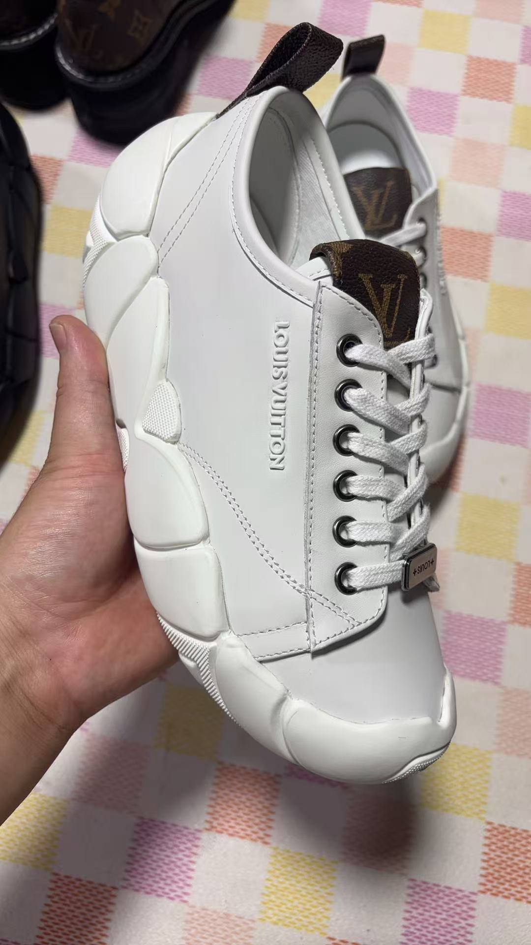 NO:536379,The same LV Bubble sneakers for women in autumn and winter, canvas and rubber texture cowhide leather upper, and the classic Laureate sand boots are greeted with leather shoelaces. The thick rubber outsole presents a craftsmanship cut structure, interwoven and blooms Monogram floral pattern. The order is shipped... Size 35-41 sizes Low-top color white silver black, casual shoes/sports shoes, louis vuitton, boots, sneakers, cowhide19860909宋茜等明星同款LV Bubble运动鞋秋冬女,帆布与橡胶质感牛皮革构筑鞋面,与皮革鞋带共同致意经典Laureate沙地靴.厚实橡胶外底呈现工致的裁切结构,交织绽放Monogram花卉图案 排单出货中...码数35-41码 低帮颜色白色 银色 黑色,休闲鞋/运动鞋,louis vuitton,boots,sneakers,cowhide,Women's Shoes