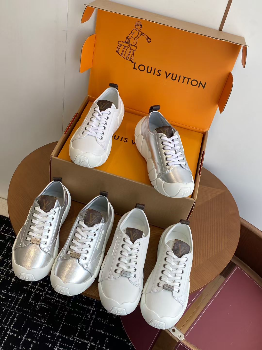 NO:536374,(Official website synchronous box packaging) Louis Vuitton 25 models LV Louis Vuitton autumn and winter new thick-soled white shoes casual shoes are cute and age-reducing. They are not afraid of making their legs look short. When worn, they look thin and straight. They are super recommended!  Simple and easy to match makes your legs look long!  Full texture, clear texture and shiny. The shoe uses soft cowhide leather to create a soft upper, combined with a thick but light rubber outsole, interpreting the trendy style of both hardness and softness. The LV Circle logo embellishes the upper, the Louis Vuitton logo sits on the back of the outsole, and the Vuitton logo incorporates the sole embossed texture!  Rubber outsole is decorated with Louis Vuitton logo, sole embossed with Vuitton logo, imported calfskin upper, inner sheepskin outsole Tu original material Size35-41, casual shoes/sports shoes, louis vuitton, louis vuitton, louis vuitton, louis vuitton, sneakers, cowhide, sheepskin19860909（官网同步盒包装） Louis Vuitton 25款LV 路易威登秋冬新厚底小白鞋 休闲鞋 可爱十足非常减龄,完全不害怕显腿短,穿上后显得腿又瘦又直,超级推荐！ 简约好搭超显腿长！质感满满,纹理清晰,有光泽. 鞋以柔软牛皮革塑造柔美鞋面,结合厚实而不失轻盈的橡胶外底,诠释刚柔并济的潮流格调. LV Circle 标识点缀鞋面,路易威登标识栖身外底后侧,Vuitton 标识融入鞋底凸纹纹理！ 橡胶外底饰有路易威登标识 鞋底凸纹饰有 Vuitton 标识 鞋面进口小牛皮 内里羊皮大底Tu原版材料 Size35-41,休闲鞋/运动鞋,louis vuitton,louis vuitton,louis vuitton,sneakers,cowhide,sheepskin,Women's Shoes