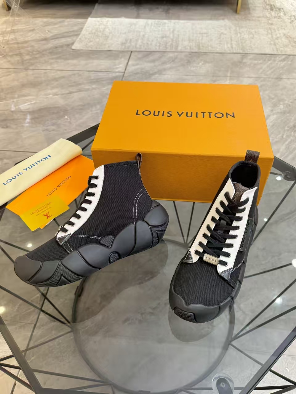 NO:495571,(Official website synchronous box packaging) Louis Vuitton 25 models LV Louis Vuitton autumn and winter new thick-soled white shoes casual shoes are cute and age-reducing. You are not afraid of making your legs look short. When you wear them, your legs look thin and straight. Super recommended!  Simple and easy to match makes your legs look long!  Full texture, clear texture and shiny. The shoe uses soft cowhide leather to create a soft upper, combined with a thick but light rubber outsole, interpreting the trendy style of both hardness and softness. The LV Circle logo embellishes the upper, the Louis Vuitton logo sits on the back of the outsole, and the Vuitton logo incorporates the sole embossed texture!  Rubber outsole is decorated with Louis Vuitton logo, sole embossed with Vuitton logo, imported calfskin upper, inner sheepskin outsole Tpu original material Size35-41, casual shoes/sports shoes, louis vuitton, louis vuitton, louis vuitton, sneakers, cowhide, sheepskin19860909（官网同步盒包装） Louis Vuitton 25款LV 路易威登秋冬新厚底小白鞋 休闲鞋 可爱十足非常减龄,完全不害怕显腿短,穿上后显得腿又瘦又直,超级推荐！ 简约好搭超显腿长！质感满满,纹理清晰,有光泽. 鞋以柔软牛皮革塑造柔美鞋面,结合厚实而不失轻盈的橡胶外底,诠释刚柔并济的潮流格调. LV Circle 标识点缀鞋面,路易威登标识栖身外底后侧,Vuitton 标识融入鞋底凸纹纹理！ 橡胶外底饰有路易威登标识 鞋底凸纹饰有 Vuitton 标识 鞋面进口小牛皮 内里羊皮大底Tpu原版材料 Size35-41,休闲鞋/运动鞋,louis vuitton,louis vuitton,louis vuitton,sneakers,cowhide,sheepskin,Women's Shoes