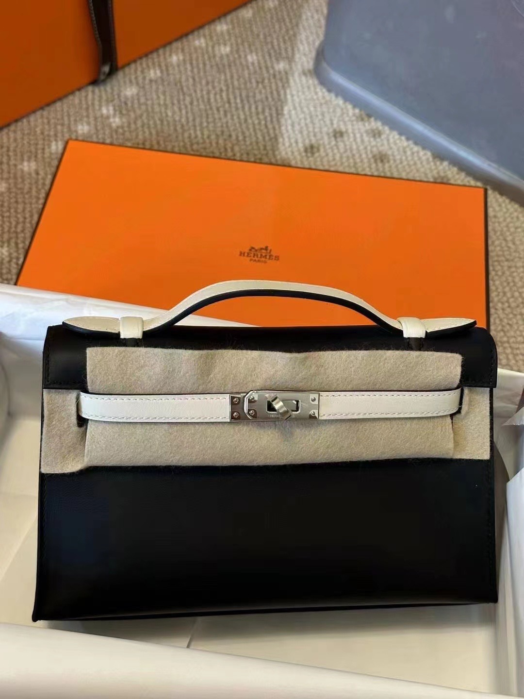 Jakie jest najlepsze miejsce na zakup repliki
 Hermes Kelly Aaaaa
 Torebki Torby typu crossbody i na ramię Czarny Biały Srebrny sprzęt Mini