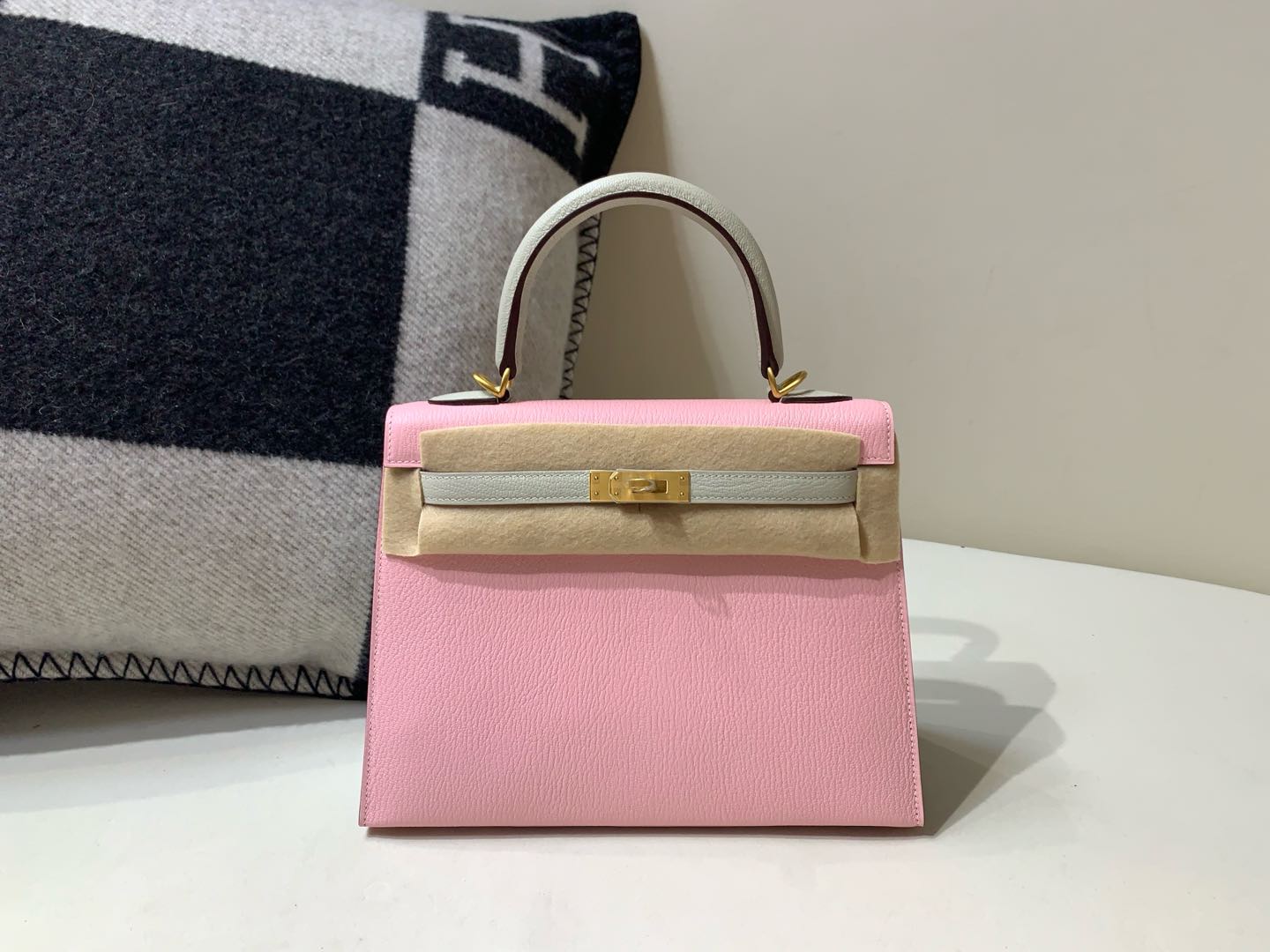 NO:699187,Kelly 25cm frosted gold buckle, goatskin Chevre, cherry blossom pink and pearl gray, top-notch handmade customization, Hermes, hermes, sheepskin, Hermes,19860909Kelly25cm 磨砂金扣 山羊皮Chevre 樱花粉拼珍珠灰 顶级纯手工定制,爱马仕,hermes,sheepskin,Hermes,,Bag