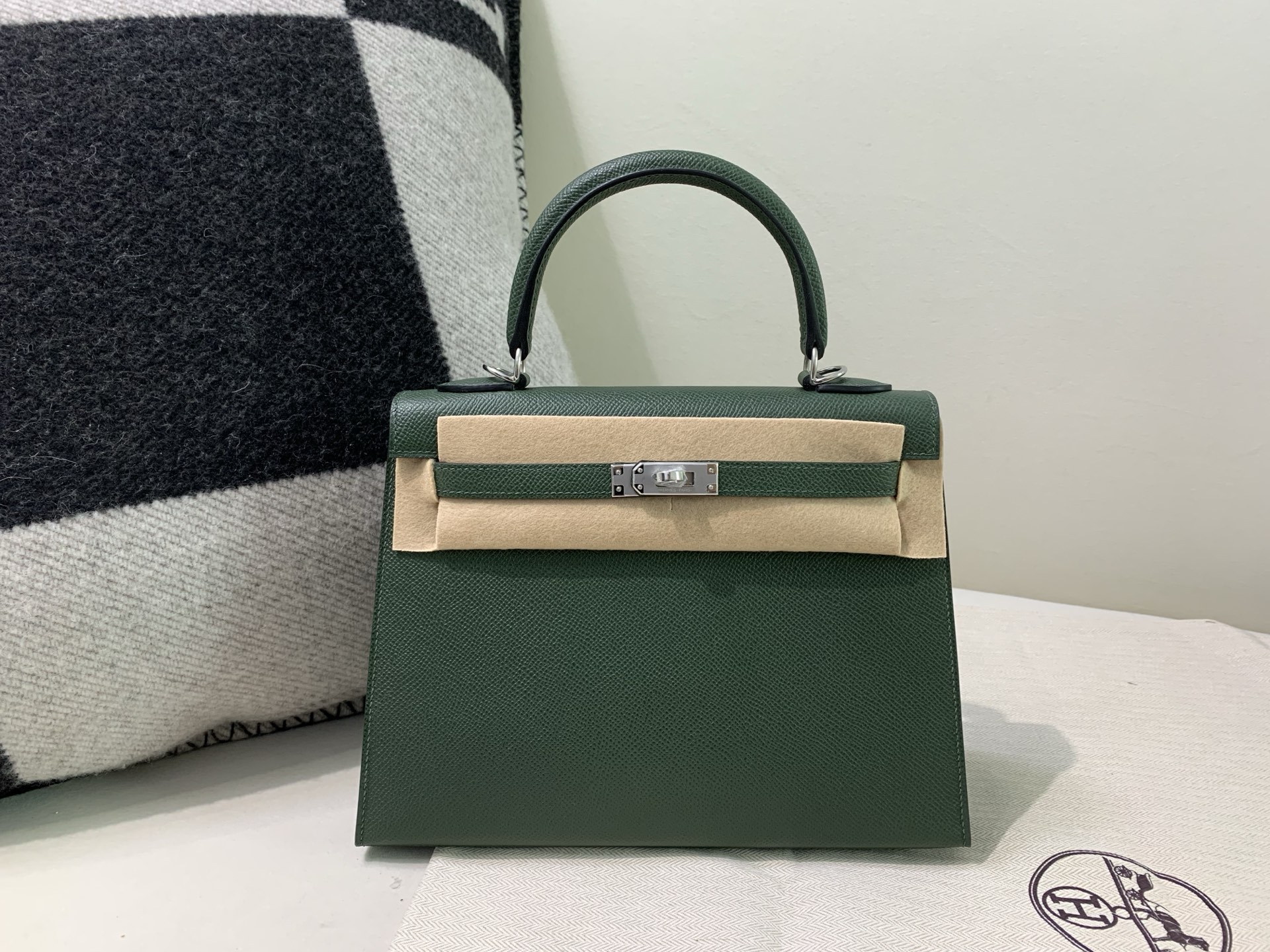 NO:699182,Kelly25cm silver buckle esom 2Q British green top quality handmade, Hermes, hermes, Hermes,19860909Kelly25cm 银扣 esom 2Q英国绿 顶级纯手工,爱马仕,hermes,Hermes,,Bag