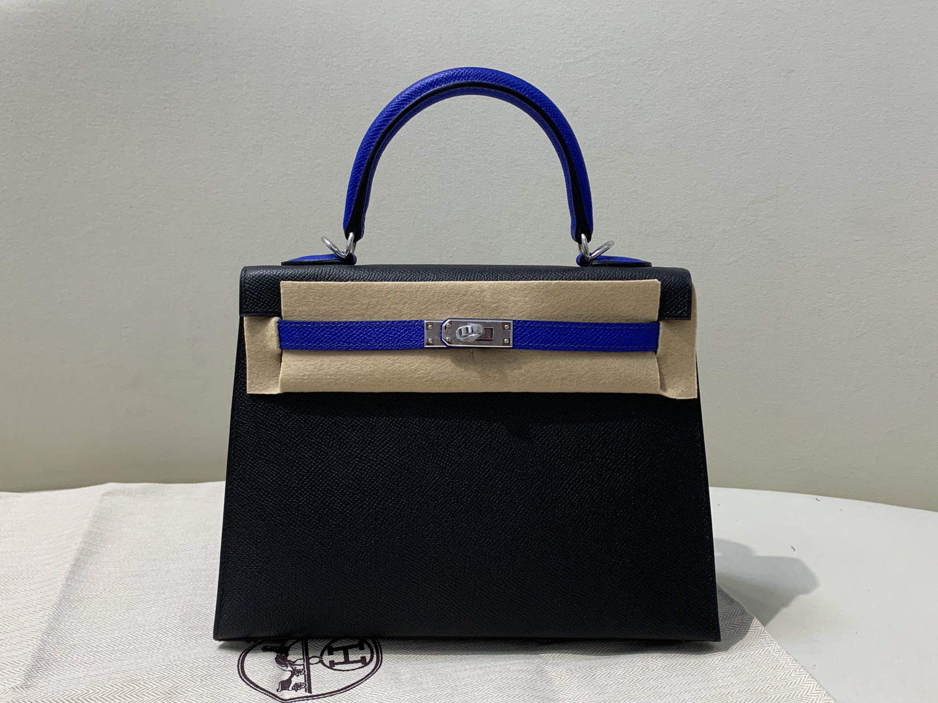 NO:699183,Kelly 25cm silver buckle esom black with electric blue top quality handmade, Hermes, hermes, Hermes,19860909Kelly25cm 银扣 esom 黑色拼电光蓝 顶级纯手工,爱马仕,hermes,Hermes,,Bag