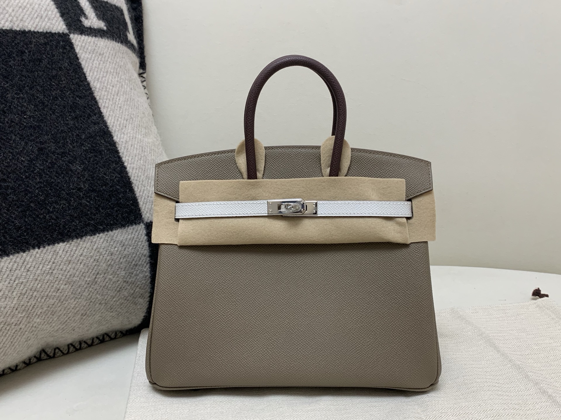 NO:699178,birkin 25cm silver buckle esom elephant gray with saddle red and milk gray top quality pure hand, Hermes, hermes, Hermes,19860909birkin25cm 银扣 esom 大象灰拼马鞍红拼奶灰色 顶级纯手,爱马仕,hermes,Hermes,,Bag