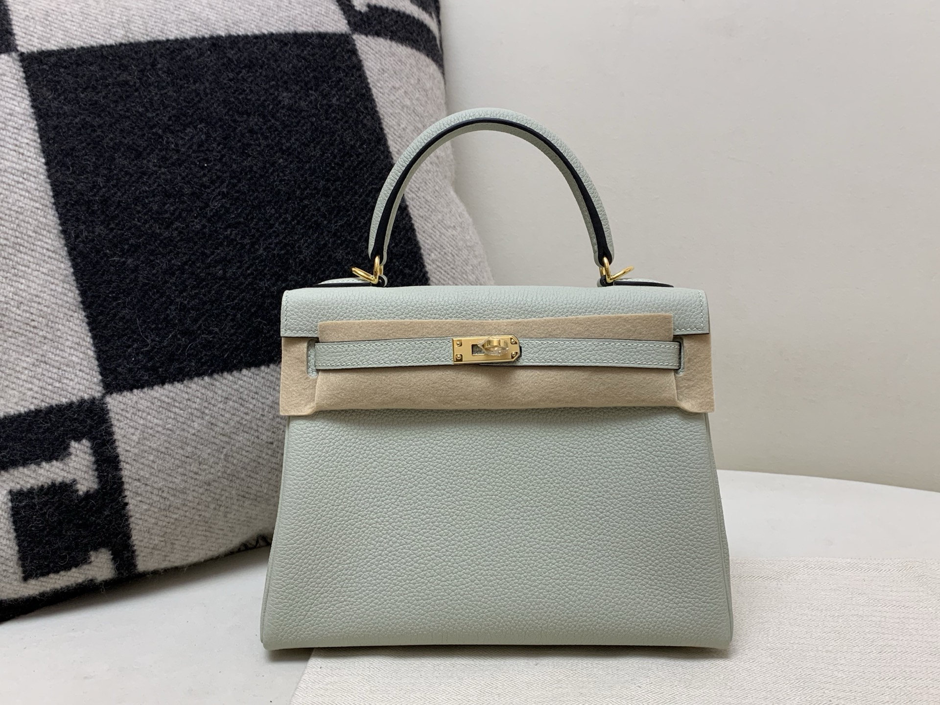 NO:699170,Kelly25cm gold buckle German togo 0W ice crystal gray top quality hand-made ready stock, Hermes, hermes, Hermes,19860909Kelly25cm 金扣 德国togo 0W冰晶灰 顶级纯手现货,爱马仕,hermes,Hermes,,Bag