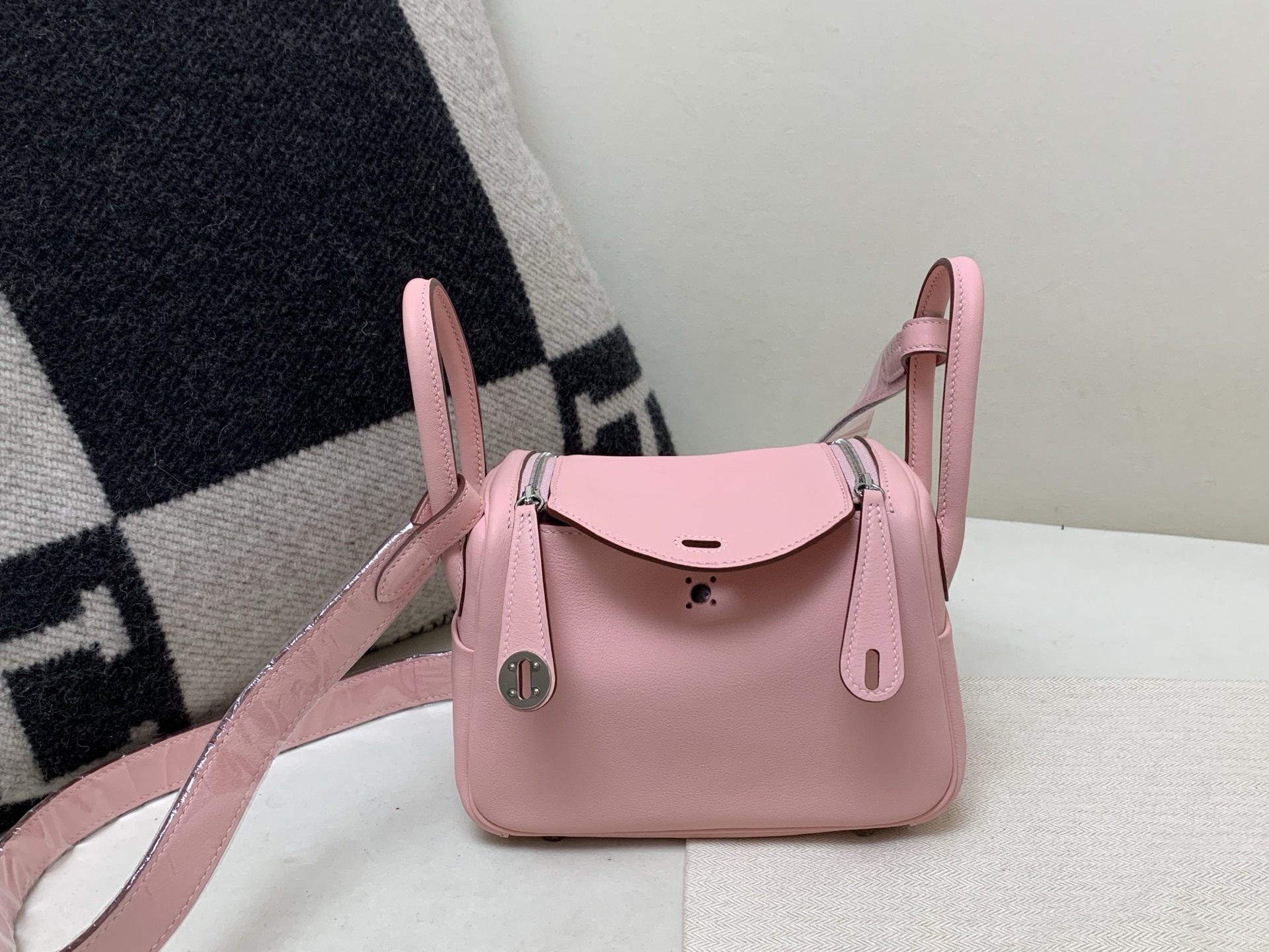 NO:699204,mini Lindy19cm silver buckle Swift 3Q powder top pure hand,Hermes,hermes,stuart weitzman,Hermes,19860909mini Lindy19cm 银扣 Swift 3Q粉 顶级纯手,爱马仕,hermes,stuart weitzman,Hermes,,Bag