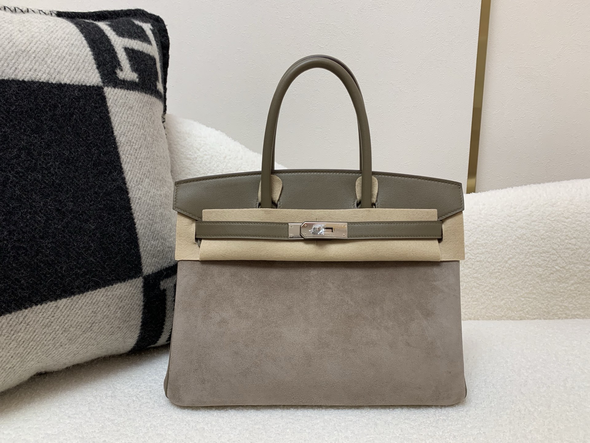 NO:699200,birkin30cm silver buckle suede and swift elephant gray top quality handmade,Hermes,hermes,stuart weitzman,chamois leather,Hermes,19860909birkin30cm 银扣 麂皮拼swift 大象灰 顶级纯手工,爱马仕,hermes,stuart weitzman,chamois leather,Hermes,,Bag