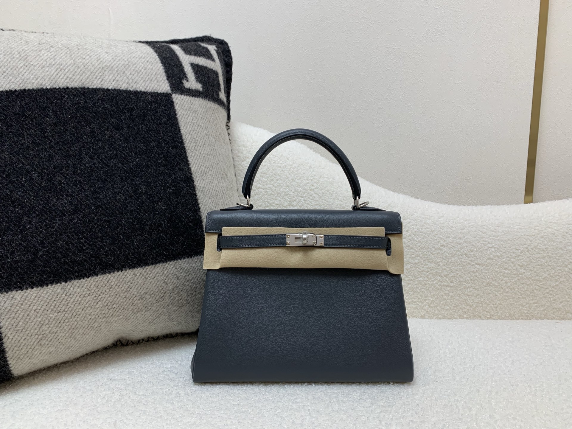 NO:699177,Kelly25cm silver buckle Swift H0 haze gray top handmade, Hermes, hermes, stuart weitzman, Hermes,19860909Kelly25cm 银扣 Swift H0雾霾灰 顶级纯手工,爱马仕,hermes,stuart weitzman,Hermes,,Bag