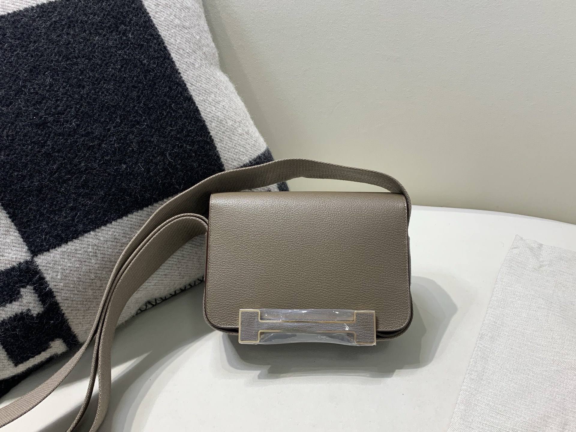 NO:699173,Geta clogs bag gold buckle goatskin Chevre elephant gray top handmade, Hermes, hermes, sheepskin, Hermes,19860909Geta木屐包 金扣 山羊皮Chevre 大象灰 顶级纯手工,爱马仕,hermes,sheepskin,Hermes,,Bag