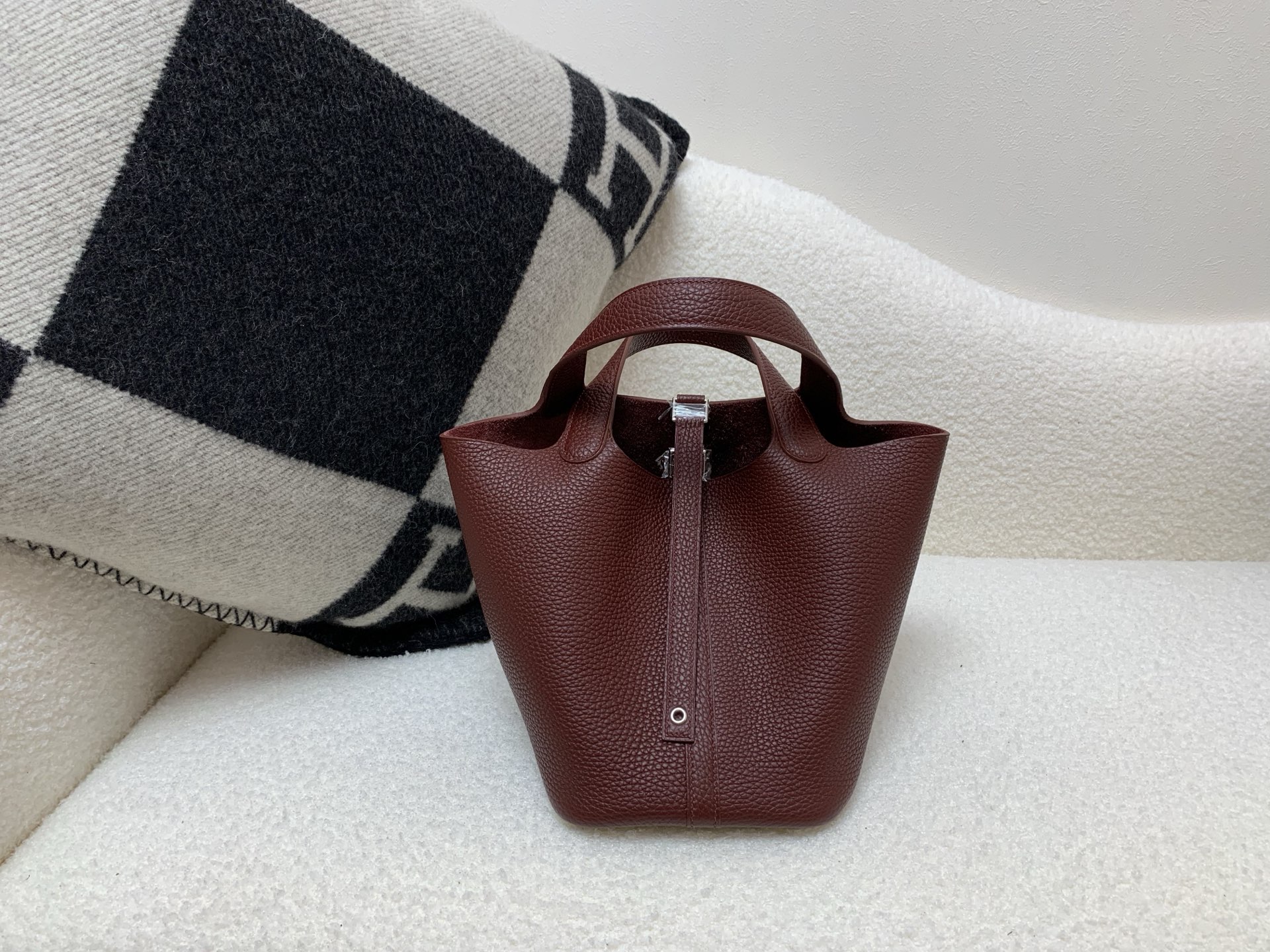 NO:699208,icotin Lock vegetable basket 18cm silver buckle TC Hermes red top pure hand, Hermes, hermes, Hermes,19860909icotin Lock 菜篮子 18cm 银扣 TC 爱马仕红 顶级纯手,爱马仕,hermes,Hermes,,Bag