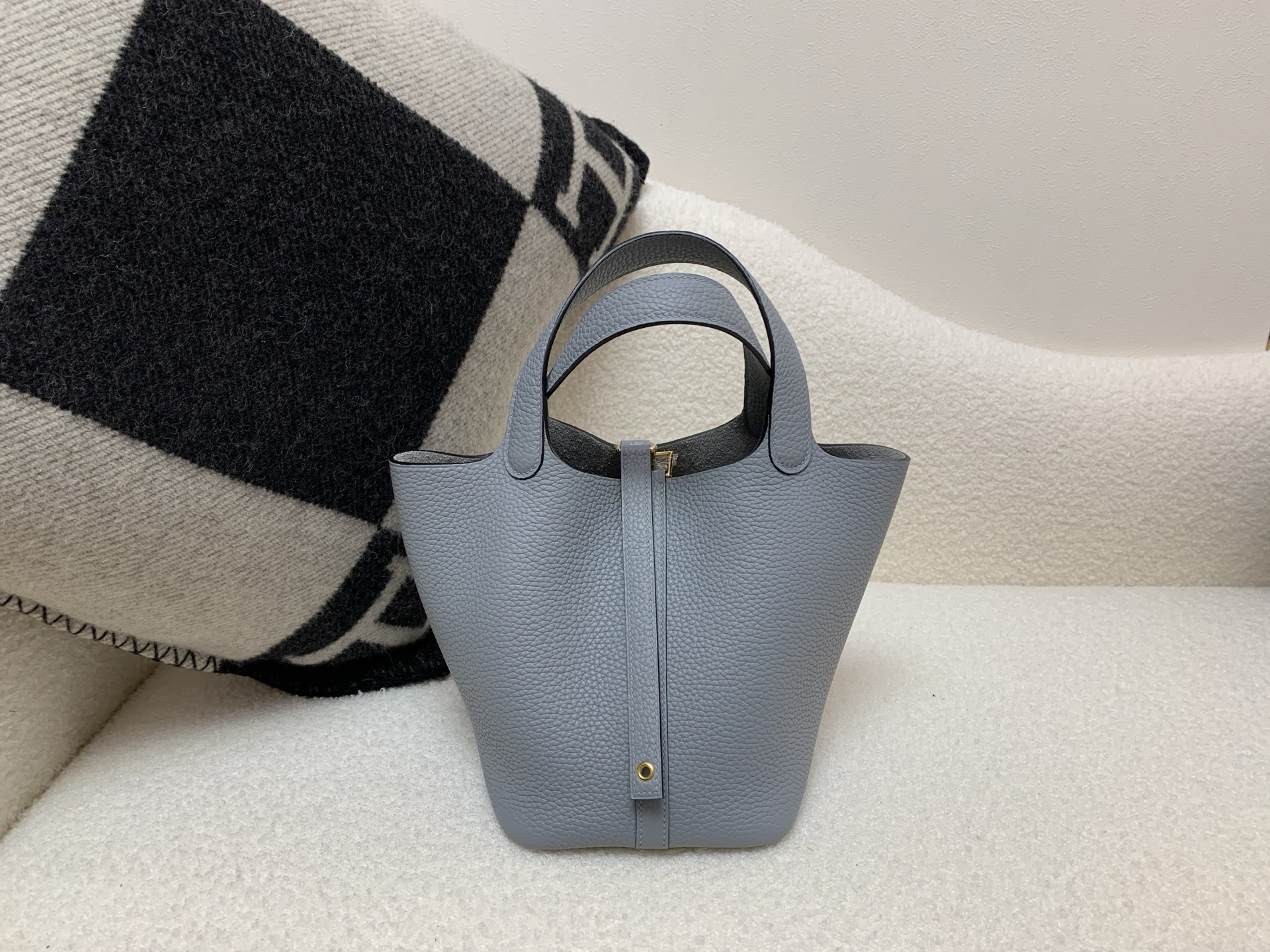 NO:699202,icotin Lock vegetable basket 18cm gold buckle TC 0 puppet gray top quality pure hand, Hermes, hermes, Hermes,19860909icotin Lock 菜篮子 18cm 金扣 TC 0木偶灰 顶级纯手,爱马仕,hermes,Hermes,,Bag