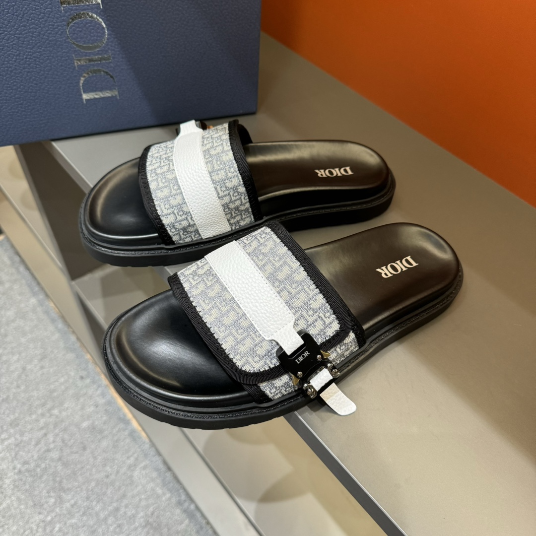 实价180💰 码数38-45
Dior迪奥 最新款H-Town 系列 Oblique 厚底 拖鞋 凉鞋
原版购入开发 做货 这款 Dior H-Town 凉鞋致敬运动风格经典标识,彰显 Dior 的高订精神。采用黑色橡胶精心制作,搭配米色和黑色 Oblique 印花鞋面,饰以同色调牛皮革细节提升格调。橡胶鞋底融入多种元素,饰以 Dior 标志更显精致,彰显未来主义风格。可与短裤或牛仔裤搭配穿着
配合送专柜精美包装🛍📦
▪️ 面料:原版定制进口Oblique刺绣
▪️ 内里:进口柔软羊皮里
▪️ 鞋底:原版开模超轻发泡材质
▪️ 底厚:4CM