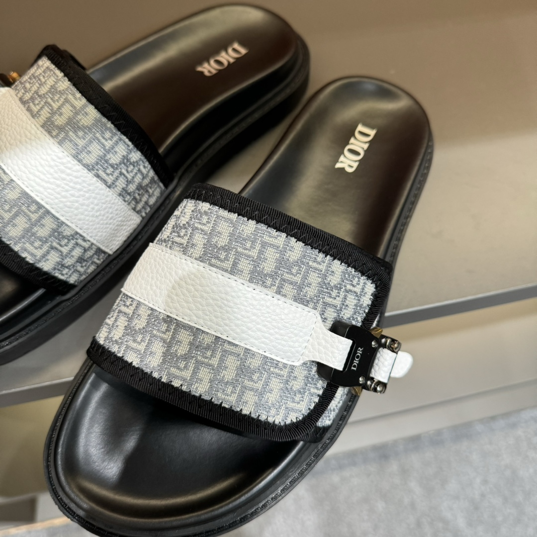 实价180💰 码数38-45
Dior迪奥 最新款H-Town 系列 Oblique 厚底 拖鞋 凉鞋
原版购入开发 做货 这款 Dior H-Town 凉鞋致敬运动风格经典标识,彰显 Dior 的高订精神。采用黑色橡胶精心制作,搭配米色和黑色 Oblique 印花鞋面,饰以同色调牛皮革细节提升格调。橡胶鞋底融入多种元素,饰以 Dior 标志更显精致,彰显未来主义风格。可与短裤或牛仔裤搭配穿着
配合送专柜精美包装🛍📦
▪️ 面料:原版定制进口Oblique刺绣
▪️ 内里:进口柔软羊皮里
▪️ 鞋底:原版开模超轻发泡材质
▪️ 底厚:4CM