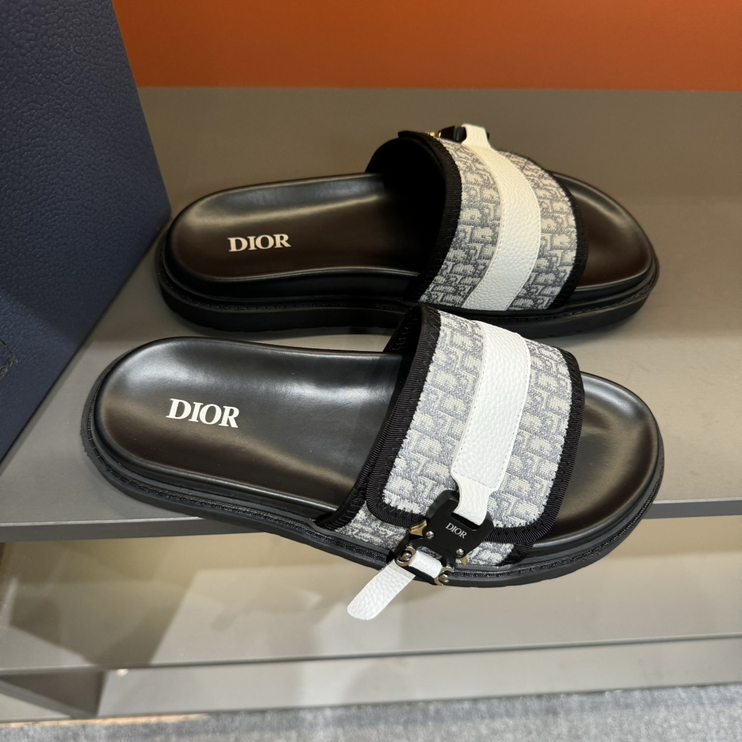 实价180💰 码数38-45
Dior迪奥 最新款H-Town 系列 Oblique 厚底 拖鞋 凉鞋
原版购入开发 做货 这款 Dior H-Town 凉鞋致敬运动风格经典标识,彰显 Dior 的高订精神。采用黑色橡胶精心制作,搭配米色和黑色 Oblique 印花鞋面,饰以同色调牛皮革细节提升格调。橡胶鞋底融入多种元素,饰以 Dior 标志更显精致,彰显未来主义风格。可与短裤或牛仔裤搭配穿着
配合送专柜精美包装🛍📦
▪️ 面料:原版定制进口Oblique刺绣
▪️ 内里:进口柔软羊皮里
▪️ 鞋底:原版开模超轻发泡材质
▪️ 底厚:4CM