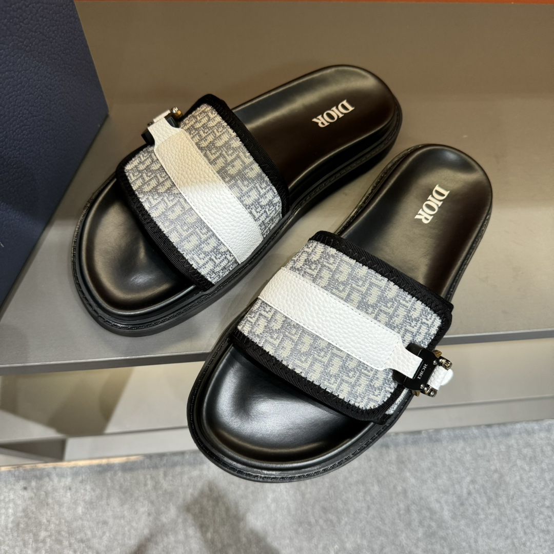 实价180💰 码数38-45
Dior迪奥 最新款H-Town 系列 Oblique 厚底 拖鞋 凉鞋
原版购入开发 做货 这款 Dior H-Town 凉鞋致敬运动风格经典标识,彰显 Dior 的高订精神。采用黑色橡胶精心制作,搭配米色和黑色 Oblique 印花鞋面,饰以同色调牛皮革细节提升格调。橡胶鞋底融入多种元素,饰以 Dior 标志更显精致,彰显未来主义风格。可与短裤或牛仔裤搭配穿着
配合送专柜精美包装🛍📦
▪️ 面料:原版定制进口Oblique刺绣
▪️ 内里:进口柔软羊皮里
▪️ 鞋底:原版开模超轻发泡材质
▪️ 底厚:4CM
