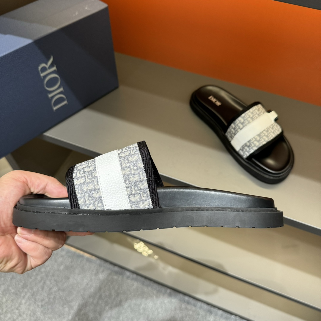 实价180💰 码数38-45
Dior迪奥 最新款H-Town 系列 Oblique 厚底 拖鞋 凉鞋
原版购入开发 做货 这款 Dior H-Town 凉鞋致敬运动风格经典标识,彰显 Dior 的高订精神。采用黑色橡胶精心制作,搭配米色和黑色 Oblique 印花鞋面,饰以同色调牛皮革细节提升格调。橡胶鞋底融入多种元素,饰以 Dior 标志更显精致,彰显未来主义风格。可与短裤或牛仔裤搭配穿着
配合送专柜精美包装🛍📦
▪️ 面料:原版定制进口Oblique刺绣
▪️ 内里:进口柔软羊皮里
▪️ 鞋底:原版开模超轻发泡材质
▪️ 底厚:4CM