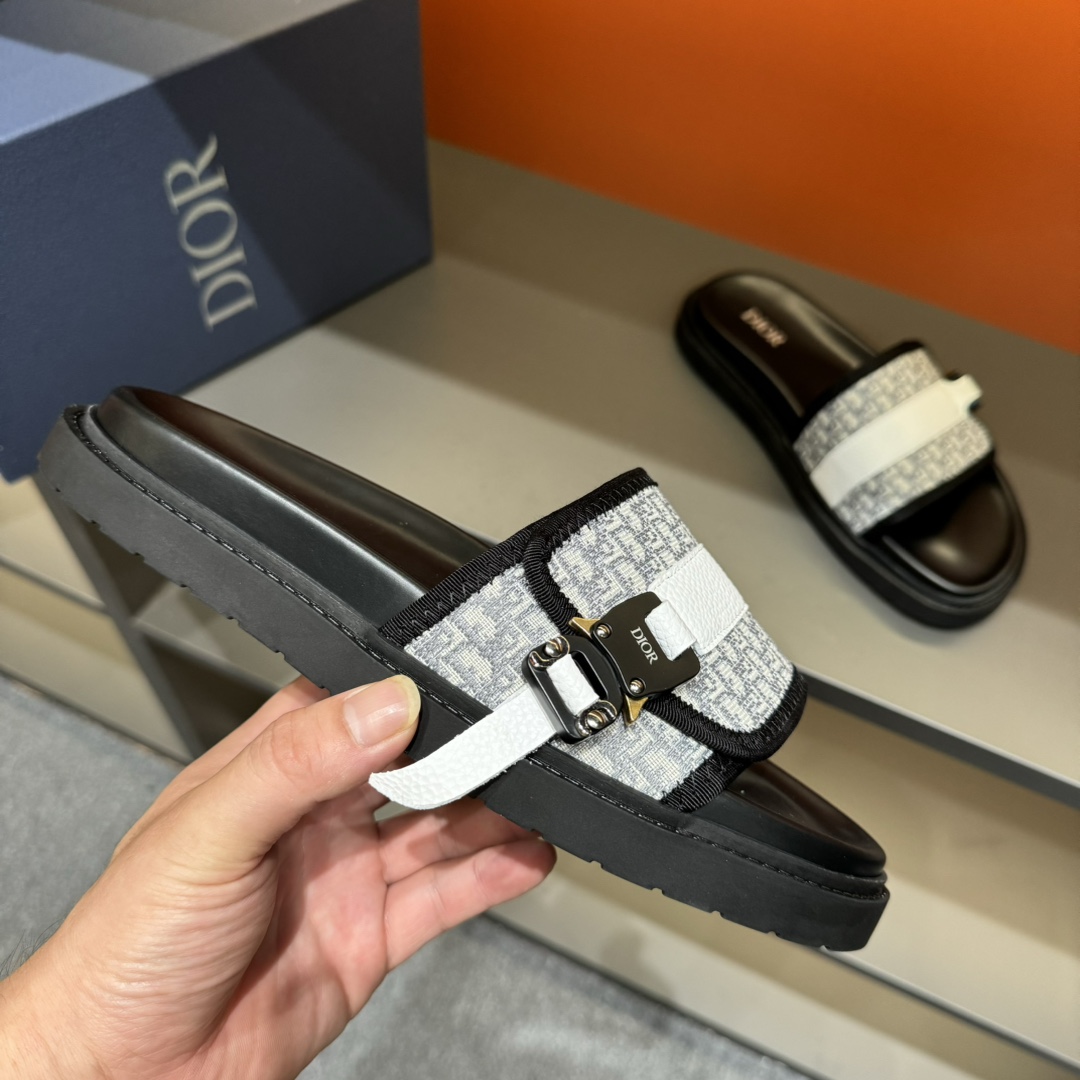 实价180💰 码数38-45
Dior迪奥 最新款H-Town 系列 Oblique 厚底 拖鞋 凉鞋
原版购入开发 做货 这款 Dior H-Town 凉鞋致敬运动风格经典标识,彰显 Dior 的高订精神。采用黑色橡胶精心制作,搭配米色和黑色 Oblique 印花鞋面,饰以同色调牛皮革细节提升格调。橡胶鞋底融入多种元素,饰以 Dior 标志更显精致,彰显未来主义风格。可与短裤或牛仔裤搭配穿着
配合送专柜精美包装🛍📦
▪️ 面料:原版定制进口Oblique刺绣
▪️ 内里:进口柔软羊皮里
▪️ 鞋底:原版开模超轻发泡材质
▪️ 底厚:4CM