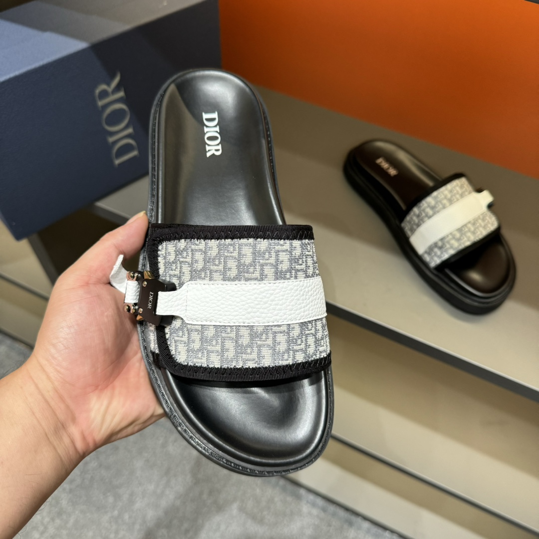 实价180💰 码数38-45
Dior迪奥 最新款H-Town 系列 Oblique 厚底 拖鞋 凉鞋
原版购入开发 做货 这款 Dior H-Town 凉鞋致敬运动风格经典标识,彰显 Dior 的高订精神。采用黑色橡胶精心制作,搭配米色和黑色 Oblique 印花鞋面,饰以同色调牛皮革细节提升格调。橡胶鞋底融入多种元素,饰以 Dior 标志更显精致,彰显未来主义风格。可与短裤或牛仔裤搭配穿着
配合送专柜精美包装🛍📦
▪️ 面料:原版定制进口Oblique刺绣
▪️ 内里:进口柔软羊皮里
▪️ 鞋底:原版开模超轻发泡材质
▪️ 底厚:4CM