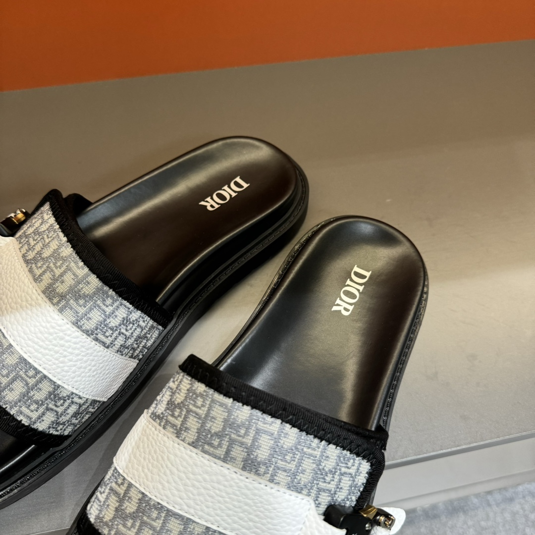 实价180💰 码数38-45
Dior迪奥 最新款H-Town 系列 Oblique 厚底 拖鞋 凉鞋
原版购入开发 做货 这款 Dior H-Town 凉鞋致敬运动风格经典标识,彰显 Dior 的高订精神。采用黑色橡胶精心制作,搭配米色和黑色 Oblique 印花鞋面,饰以同色调牛皮革细节提升格调。橡胶鞋底融入多种元素,饰以 Dior 标志更显精致,彰显未来主义风格。可与短裤或牛仔裤搭配穿着
配合送专柜精美包装🛍📦
▪️ 面料:原版定制进口Oblique刺绣
▪️ 内里:进口柔软羊皮里
▪️ 鞋底:原版开模超轻发泡材质
▪️ 底厚:4CM