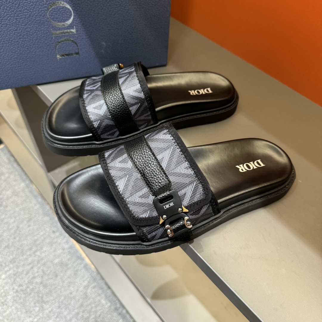 实价180💰 码数38-45
Dior迪奥 最新款H-Town 系列 Oblique 厚底 拖鞋 凉鞋
原版购入开发 做货 这款 Dior H-Town 凉鞋致敬运动风格经典标识,彰显 Dior 的高订精神。采用黑色橡胶精心制作,搭配米色和黑色 Oblique 印花鞋面,饰以同色调牛皮革细节提升格调。橡胶鞋底融入多种元素,饰以 Dior 标志更显精致,彰显未来主义风格。可与短裤或牛仔裤搭配穿着
配合送专柜精美包装🛍📦
▪️ 面料:原版定制进口Oblique刺绣
▪️ 内里:进口柔软羊皮里
▪️ 鞋底:原版开模超轻发泡材质
▪️ 底厚:4CM