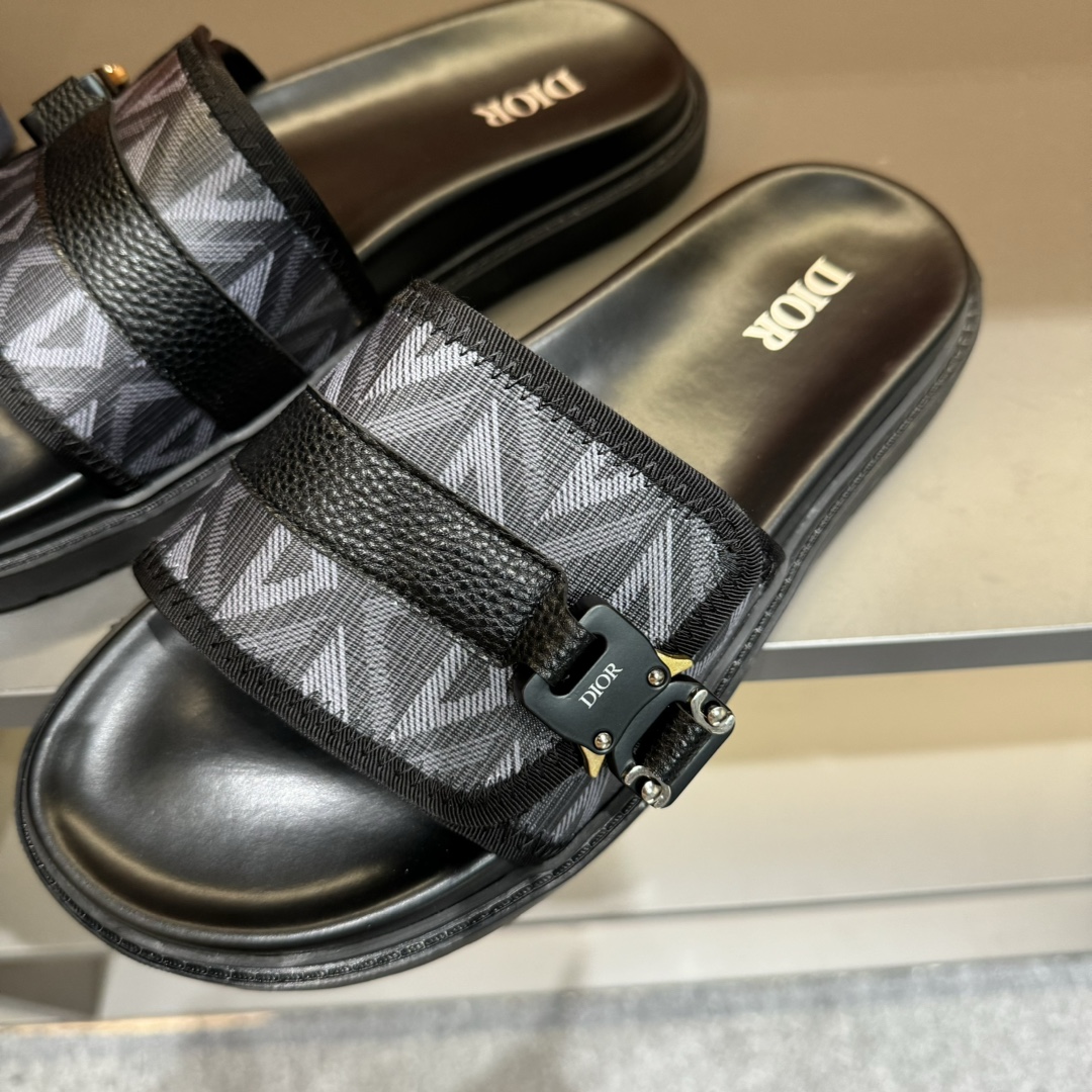 实价180💰 码数38-45
Dior迪奥 最新款H-Town 系列 Oblique 厚底 拖鞋 凉鞋
原版购入开发 做货 这款 Dior H-Town 凉鞋致敬运动风格经典标识,彰显 Dior 的高订精神。采用黑色橡胶精心制作,搭配米色和黑色 Oblique 印花鞋面,饰以同色调牛皮革细节提升格调。橡胶鞋底融入多种元素,饰以 Dior 标志更显精致,彰显未来主义风格。可与短裤或牛仔裤搭配穿着
配合送专柜精美包装🛍📦
▪️ 面料:原版定制进口Oblique刺绣
▪️ 内里:进口柔软羊皮里
▪️ 鞋底:原版开模超轻发泡材质
▪️ 底厚:4CM