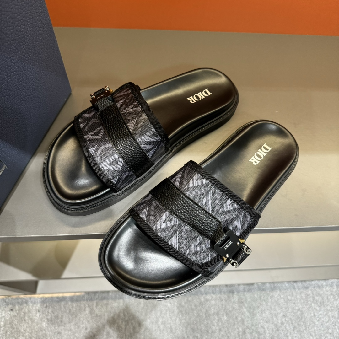 实价180💰 码数38-45
Dior迪奥 最新款H-Town 系列 Oblique 厚底 拖鞋 凉鞋
原版购入开发 做货 这款 Dior H-Town 凉鞋致敬运动风格经典标识,彰显 Dior 的高订精神。采用黑色橡胶精心制作,搭配米色和黑色 Oblique 印花鞋面,饰以同色调牛皮革细节提升格调。橡胶鞋底融入多种元素,饰以 Dior 标志更显精致,彰显未来主义风格。可与短裤或牛仔裤搭配穿着
配合送专柜精美包装🛍📦
▪️ 面料:原版定制进口Oblique刺绣
▪️ 内里:进口柔软羊皮里
▪️ 鞋底:原版开模超轻发泡材质
▪️ 底厚:4CM