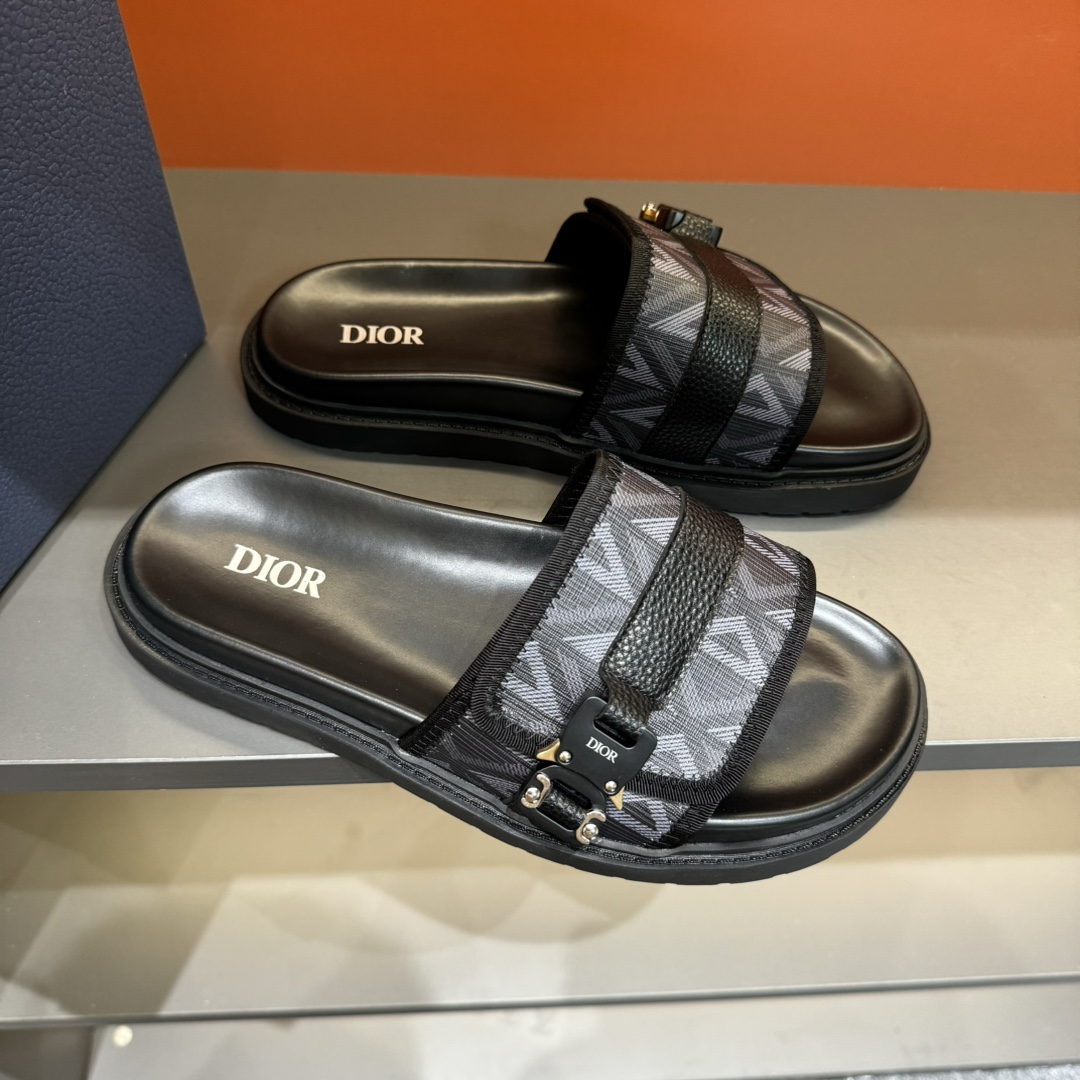 实价180💰 码数38-45
Dior迪奥 最新款H-Town 系列 Oblique 厚底 拖鞋 凉鞋
原版购入开发 做货 这款 Dior H-Town 凉鞋致敬运动风格经典标识,彰显 Dior 的高订精神。采用黑色橡胶精心制作,搭配米色和黑色 Oblique 印花鞋面,饰以同色调牛皮革细节提升格调。橡胶鞋底融入多种元素,饰以 Dior 标志更显精致,彰显未来主义风格。可与短裤或牛仔裤搭配穿着
配合送专柜精美包装🛍📦
▪️ 面料:原版定制进口Oblique刺绣
▪️ 内里:进口柔软羊皮里
▪️ 鞋底:原版开模超轻发泡材质
▪️ 底厚:4CM