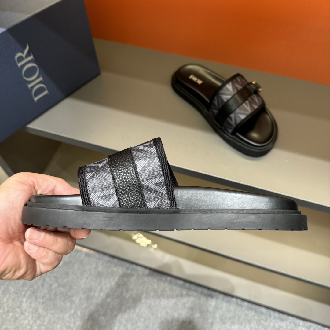 实价180💰 码数38-45
Dior迪奥 最新款H-Town 系列 Oblique 厚底 拖鞋 凉鞋
原版购入开发 做货 这款 Dior H-Town 凉鞋致敬运动风格经典标识,彰显 Dior 的高订精神。采用黑色橡胶精心制作,搭配米色和黑色 Oblique 印花鞋面,饰以同色调牛皮革细节提升格调。橡胶鞋底融入多种元素,饰以 Dior 标志更显精致,彰显未来主义风格。可与短裤或牛仔裤搭配穿着
配合送专柜精美包装🛍📦
▪️ 面料:原版定制进口Oblique刺绣
▪️ 内里:进口柔软羊皮里
▪️ 鞋底:原版开模超轻发泡材质
▪️ 底厚:4CM