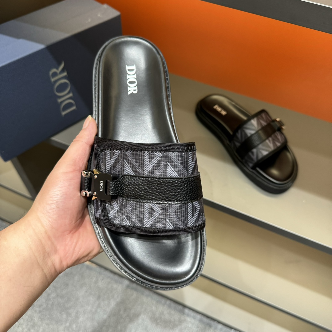 实价180💰 码数38-45
Dior迪奥 最新款H-Town 系列 Oblique 厚底 拖鞋 凉鞋
原版购入开发 做货 这款 Dior H-Town 凉鞋致敬运动风格经典标识,彰显 Dior 的高订精神。采用黑色橡胶精心制作,搭配米色和黑色 Oblique 印花鞋面,饰以同色调牛皮革细节提升格调。橡胶鞋底融入多种元素,饰以 Dior 标志更显精致,彰显未来主义风格。可与短裤或牛仔裤搭配穿着
配合送专柜精美包装🛍📦
▪️ 面料:原版定制进口Oblique刺绣
▪️ 内里:进口柔软羊皮里
▪️ 鞋底:原版开模超轻发泡材质
▪️ 底厚:4CM