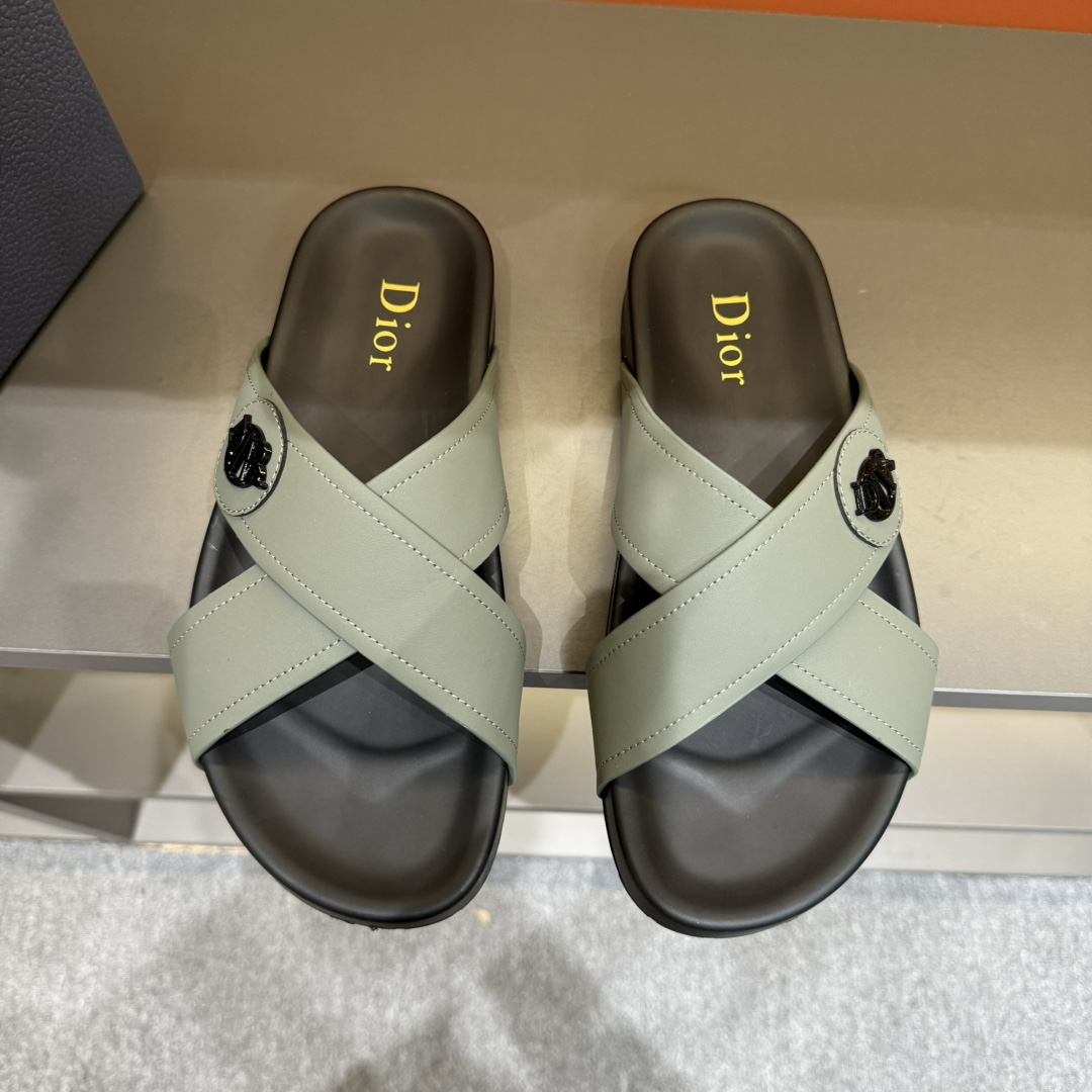 NO:416355,Dior Dior's latest H-Town series Oblique thick-soled slippers sandals Original purchase and development Made this Dior H-Town sandals pay tribute to the classic sporty logo, demonstrating the high-order spirit of Dior. It is carefully crafted from black rubber, paired with beige and black Oblique printed uppers, and is decorated with cowhide leather details to enhance the style. The rubber sole incorporates a variety of elements, and is decorated with Dior logo to make it more refined and futuristic. It can be worn with shorts or jeans. It is delivered with exquisite packaging for the counter. Original custom fabric imported Oblique embroidery, imported soft sheepskin lining, original sole, ultra-light foaming material  4CM bottom thickness, slippers, dior, dior, sandals, slippers, shorts, jeans, cowhide, sheepskin19860909码数38-45 Dior迪奥 最新款H-Town 系列 Oblique 厚底 拖鞋 凉鞋 原版购入开发 做货 这款 Dior H-Town 凉鞋致敬运动风格经典标识,彰显 Dior 的高订精神.采用黑色橡胶精心制作,搭配米色和黑色 Oblique 印花鞋面,饰以同色调牛皮革细节提升格调.橡胶鞋底融入多种元素,饰以 Dior 标志更显精致,彰显未来主义风格.可与短裤或牛仔裤搭配穿着 配合送专柜精美包装 面料原版定制进口Oblique刺绣 内里进口柔软羊皮里 鞋底原版开模超轻发泡材质 底厚4CM,拖鞋,dior,dior,sandals,slippers,shorts,jeans,cowhide,sheepskin,Women's Shoes