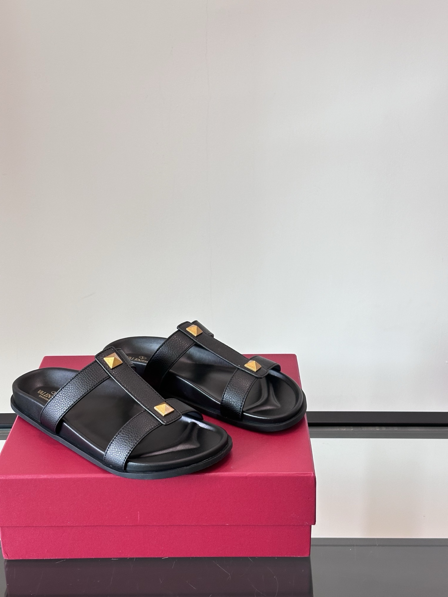 Valentino Men's Flat Sandals with Metal Logo – Comfortable & Stylish 9 i1743043496308 3665 0 7