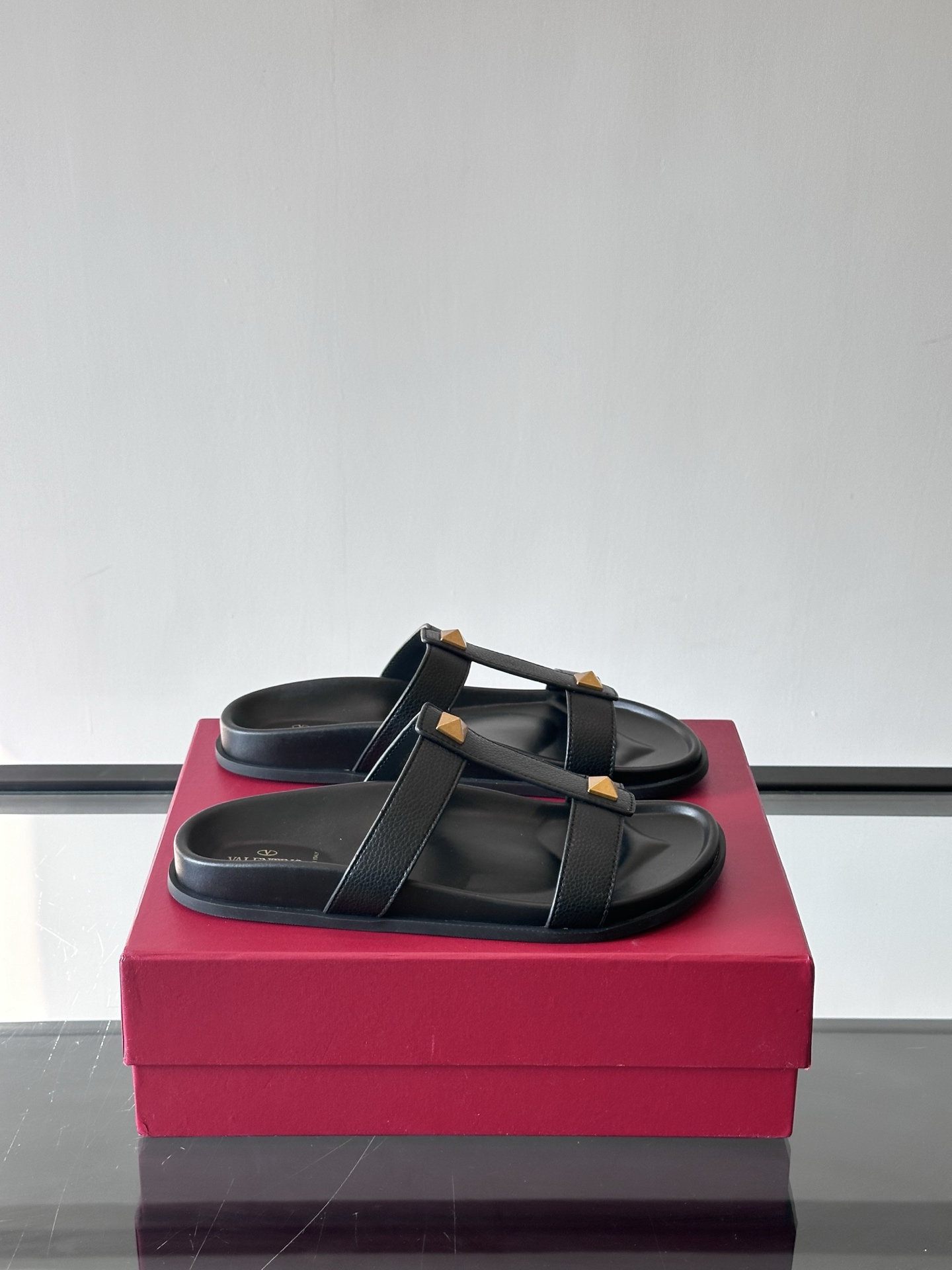 Valentino Men's Flat Sandals with Metal Logo – Comfortable & Stylish 1 Valentino Men's Flat Sandals with Metal Logo – Comfortable & Stylish