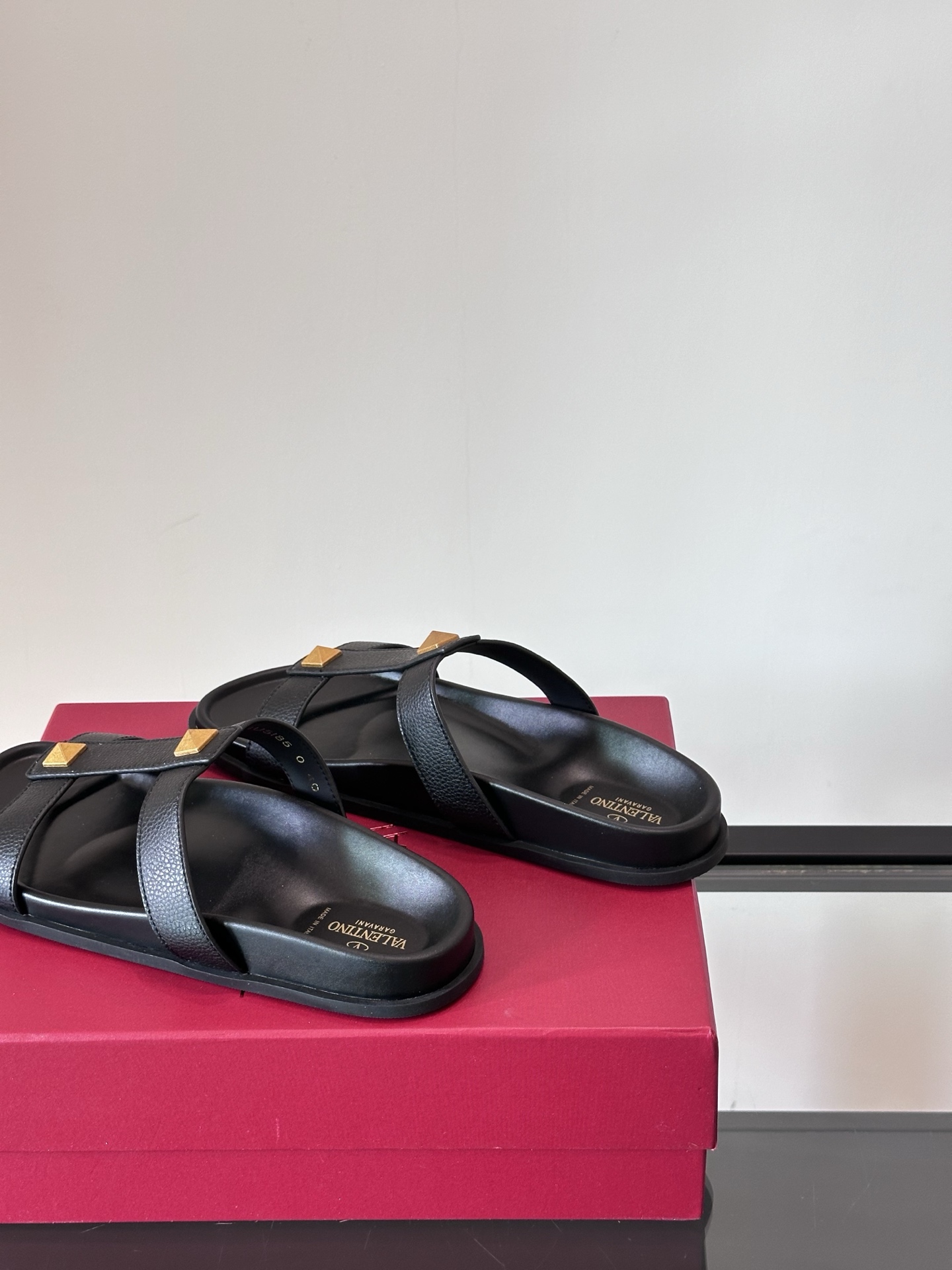 Valentino Men's Flat Sandals with Metal Logo – Comfortable & Stylish 8 i1743043496342 7937 0 6