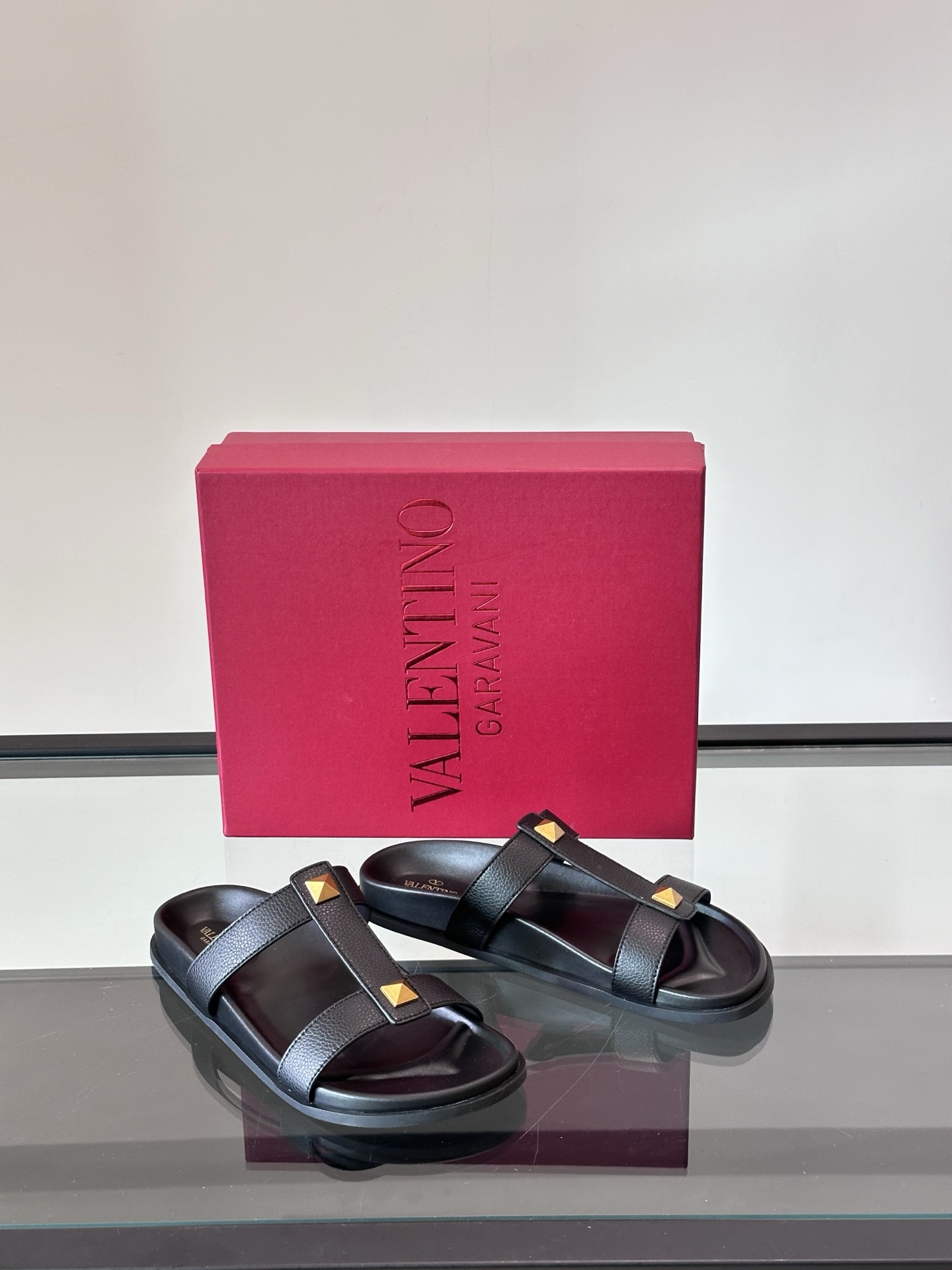 Valentino Men's Flat Sandals with Metal Logo – Comfortable & Stylish 6 i1743043498226 6565 0 4