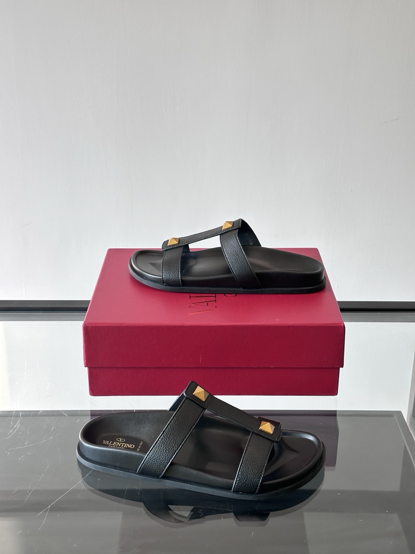 Valentino Men's Flat Sandals with Metal Logo – Comfortable & Stylish 5 i1743043498242 7719 0 3